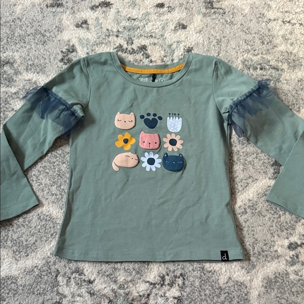 Deux par Deux Girl Organic Cotton T-shirt in sage green with cat graphics